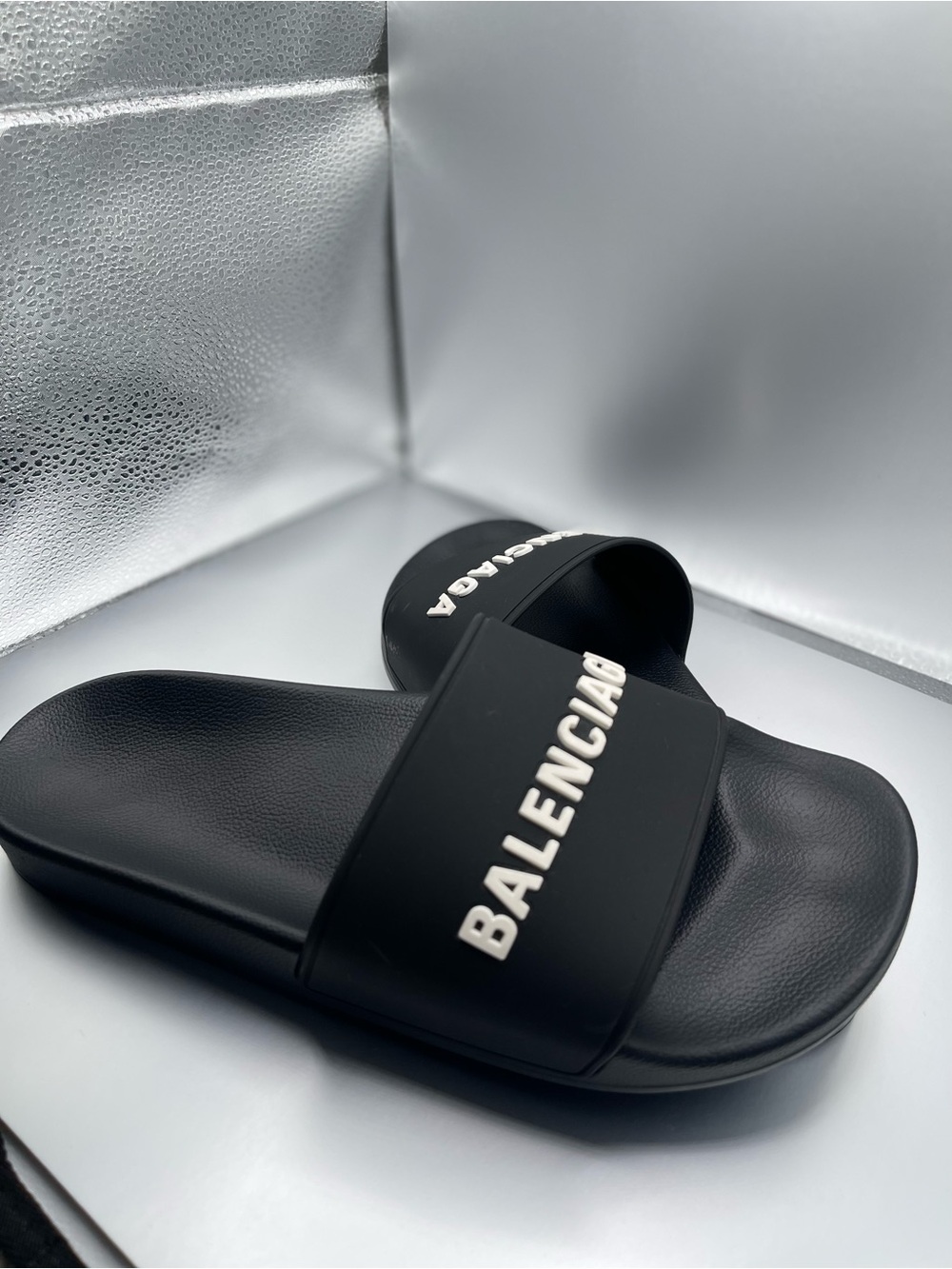MEN'S POOL SLIDE SANDAL IN BLACK/WHITE
3D Balenciaga logo